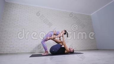 杂技瑜伽。 男女青年表演练习。 杂技和瑜伽的结合